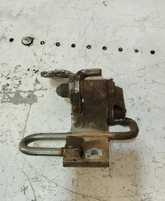 Volkswagen PASSAT CC Front door lower hinge 