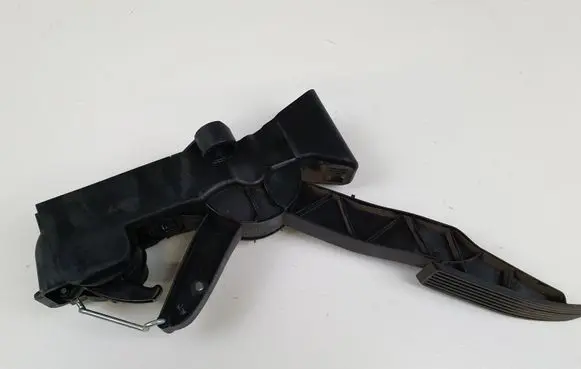 Mercedes-Benz B W245 Accelerator throttle pedal A1693000104