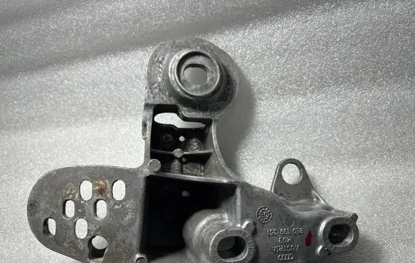 Engine mounting bracket