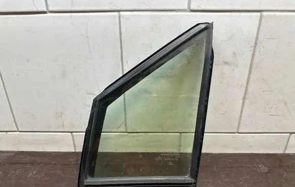 Toyota Prius (XW50) Front door vent window glass four-door E643R00034