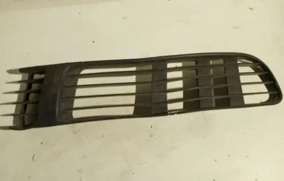 Volkswagen PASSAT B5 Front bumper lower grill 3B0853678B