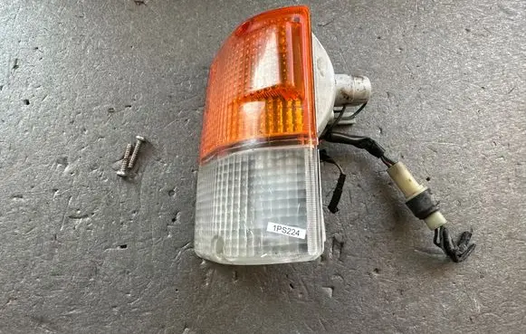 Mitsubishi Pajero Front indicator light MB283673
