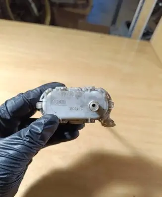 Audi A4 S4 B5 8D Central locking vacuum pump 8D0862153