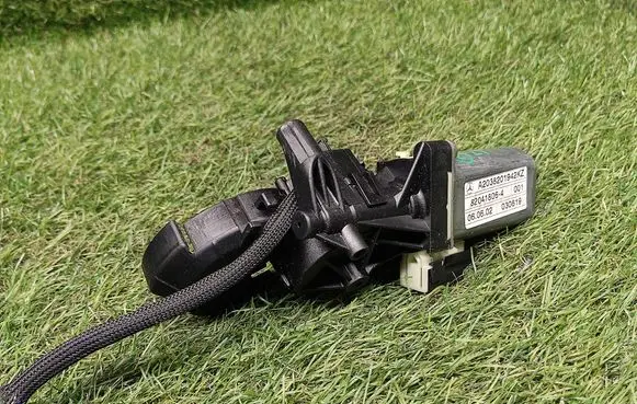 Mercedes-Benz E W211 Seat adjustment motor A2038201942 820418064