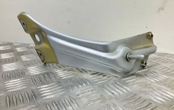 Fender mounting bracket