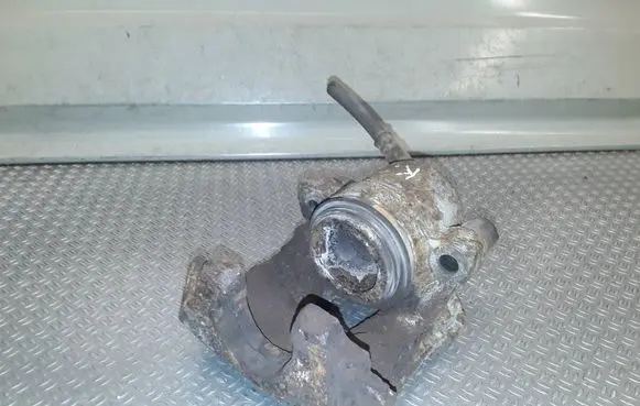 Volkswagen Polo IV 9N3 Front brake caliper 