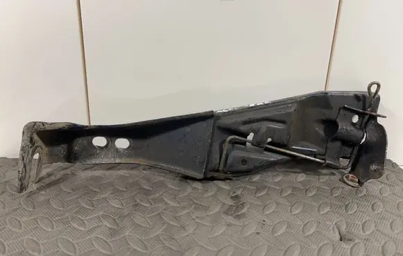 Audi A6 S6 C4 4A Radiator mount bracket 4A0805807