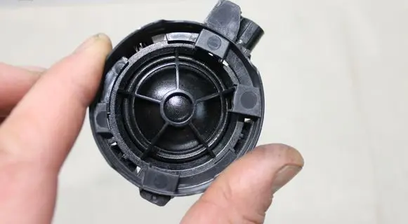 Front door high frequency speaker