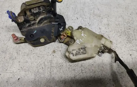 Nissan Almera Tino Front door lock