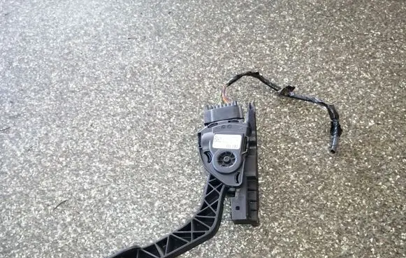 Accelerator throttle pedal