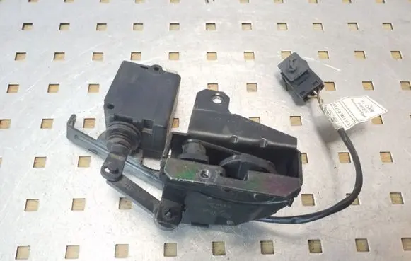 BMW 5 E39 Tailgate window lock/catch/latch 8238469