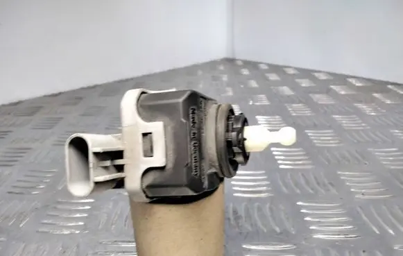 Opel Astra G Headlight level adjustment motor 90590665
