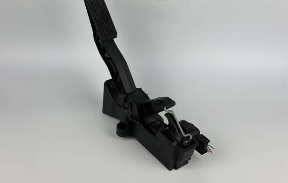 Mercedes-Benz A W169 Accelerator throttle pedal A1693000104 91736020
