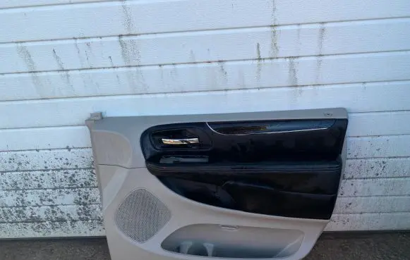 Chrysler Town & Country V Front door card panel trim