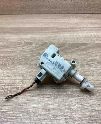 Volkswagen PASSAT B5.5 Central locking motor 3B0810773A 3B0959782 WITHPLUG