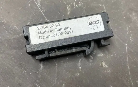 Opel Insignia A Parcel shelf load cover mount bracket 22640299