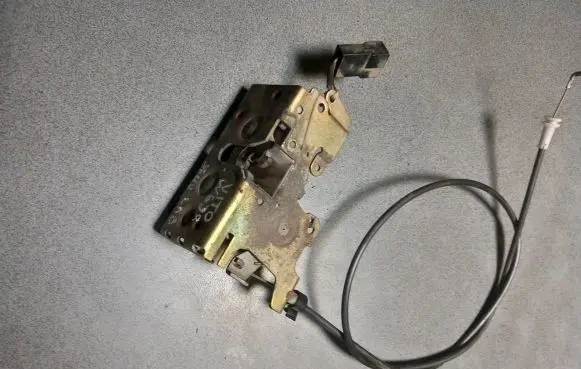 Mercedes-Benz Vito Viano W638 Sliding door lock A6387300335