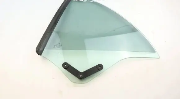 BMW 3 E46 Rear vent window glass 8209423