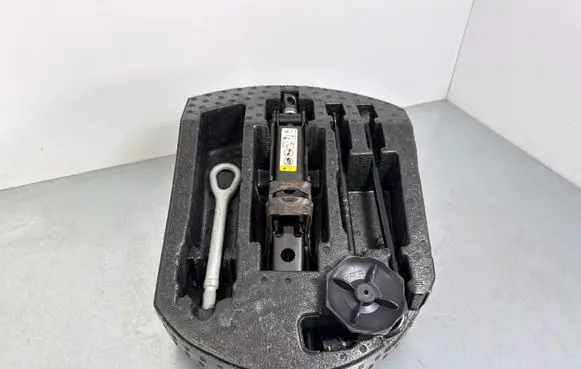 Jeep Grand Cherokee Tool set 04766498AA