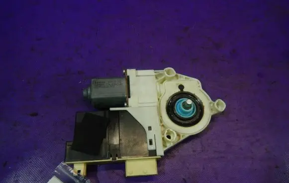 Citroen C4 I Picasso Front door window regulator motor 996388102