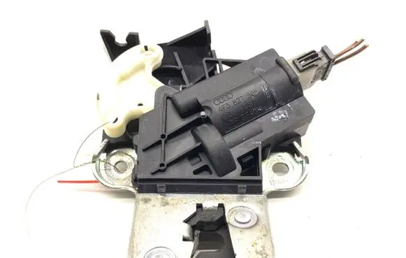 Volkswagen PASSAT B6 Tailgate exterior lock 4F5827505D