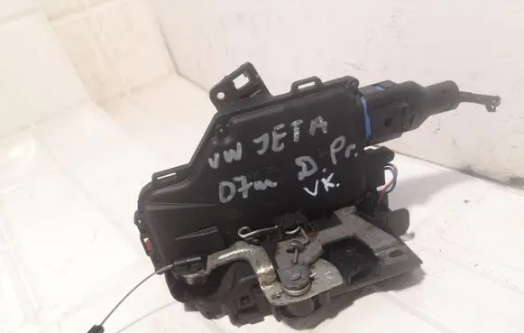 Volkswagen Jetta V Front door lock 3D2837016