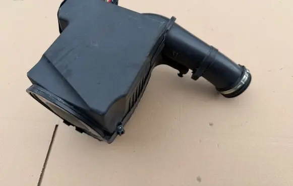 Ford C-MAX I Air filter box 7M519600BF