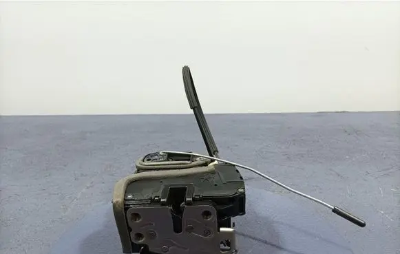 Opel Insignia A Front door lock C3039075