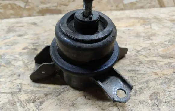 Honda Civic IX Engine mount bracket 218121J000