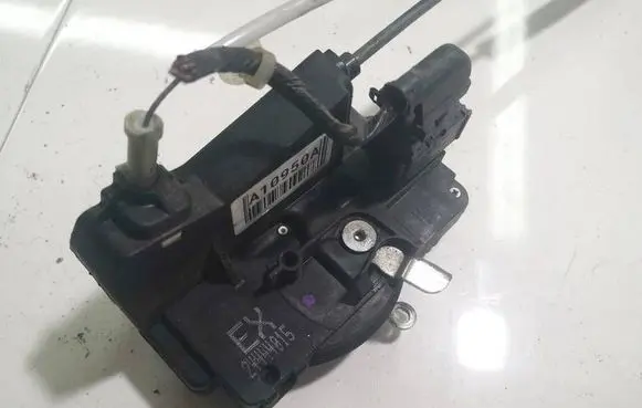 Opel Zafira A Front door lock 24444015