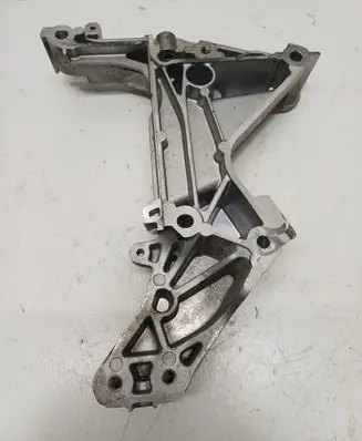 Volkswagen PASSAT B8 Engine mounting bracket 04E199275E