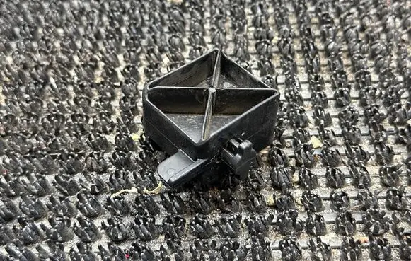 Volvo V60 Radiator mount bracket 