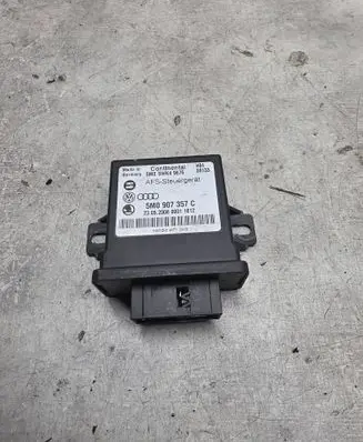 Volkswagen PASSAT B6 Light module LCM 5WK49676 5M0907357C