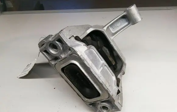 Volkswagen Tiguan Engine mount bracket 5N0199262R