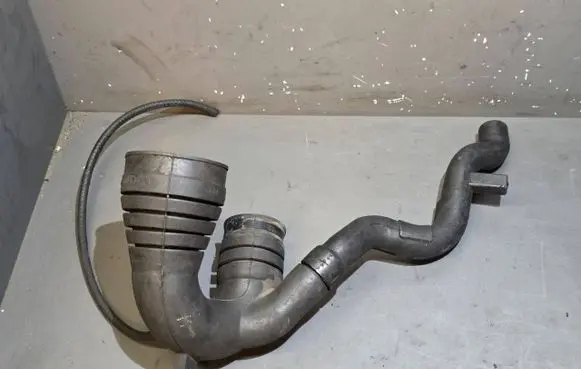 Volkswagen PASSAT B5 Intercooler hose/pipe 8D0129615G