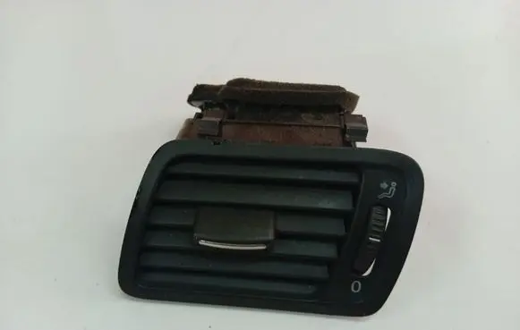 Volkswagen PASSAT B6 Dash center air vent grill 05703053