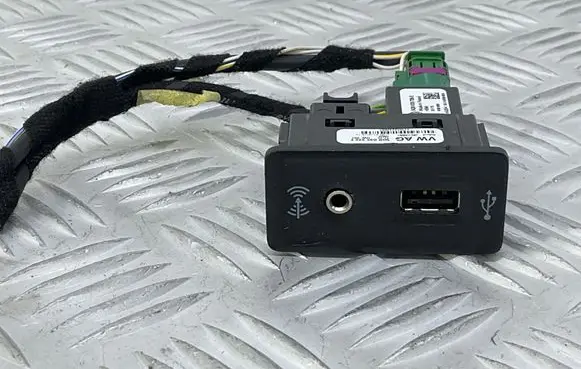 Volkswagen PASSAT B8 AUX in-socket connector 5G0035222E 5Q0035726E 8V0035750D