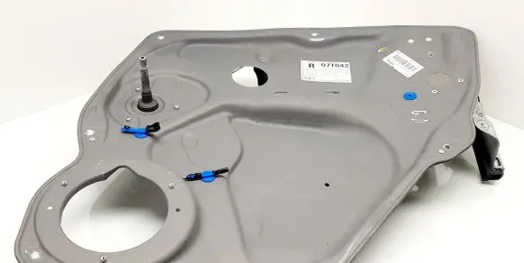 Rear door manual window regulator