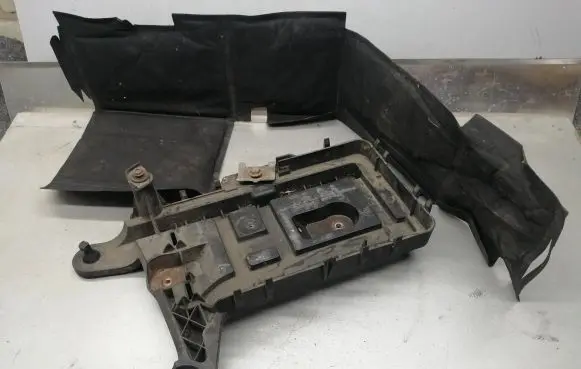 Volkswagen PASSAT B6 Battery tray 1K0915333C