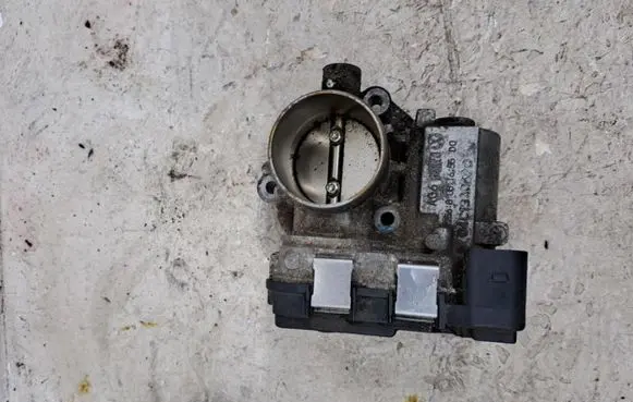 Volkswagen Golf VII Throttle body valve 04C133062