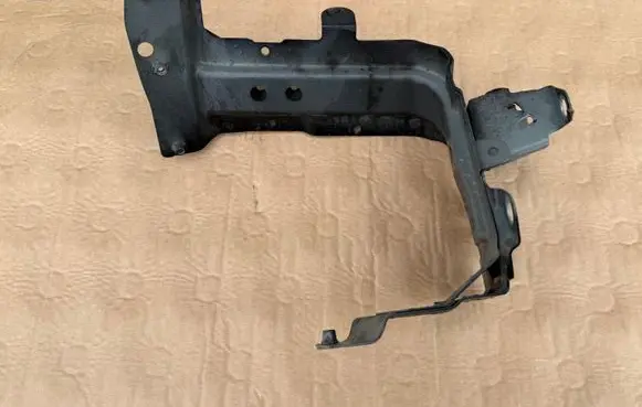 Audi Q7 4M Fender mounting bracket 4M0821132C