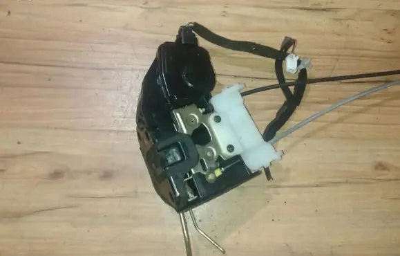 Hyundai Elantra Front door lock