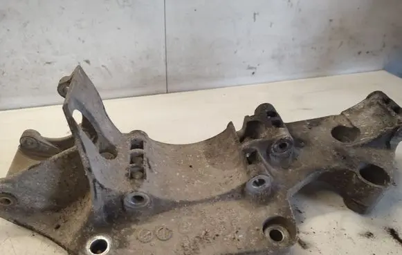 Volkswagen Golf IV Generator/alternator bracket R045903143C