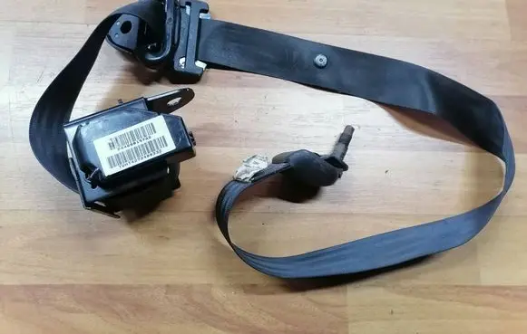 Chrysler Voyager Middle seatbelt (rear) P04680197AD TVHH4272400332 04680197AD