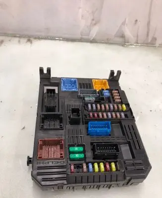 Peugeot Expert Fuse module 9832880280