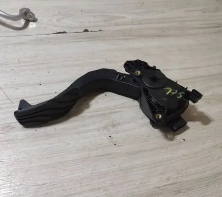 Dacia Duster II Accelerator throttle pedal 180108467R