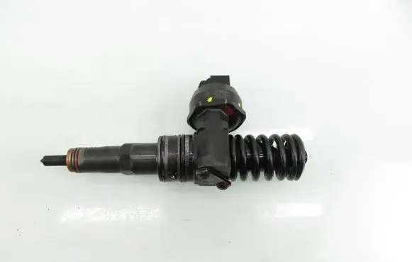 Volkswagen Golf V Fuel injector 0414720215 038130073AG