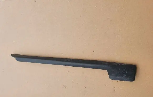 Volkswagen PASSAT B3 Front driver seat rail trim 357881087