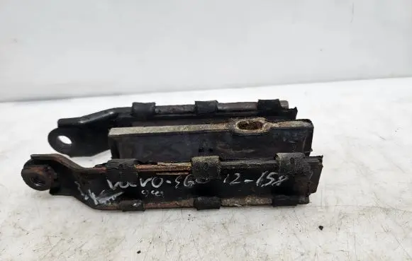 Volvo S60 Engine mount bracket 31262935