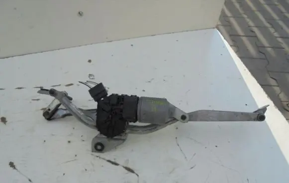Renault Twingo II Front wiper linkage and motor